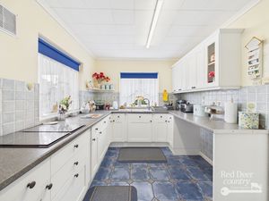 Kitchen- click for photo gallery